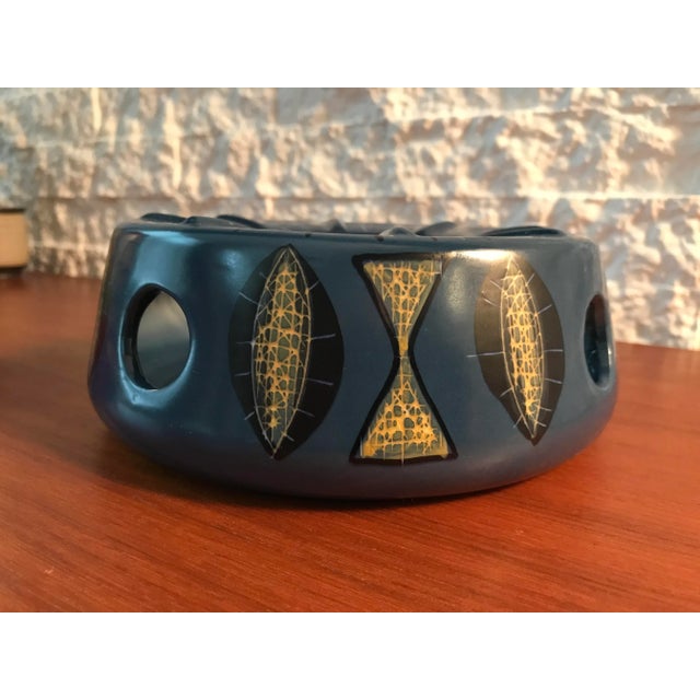 Vintage Retro Mid-Century Atomic Modern Ceramic Ashtray, Signed, Circa 1950 A beautiful highly sculptural ashtray with a...