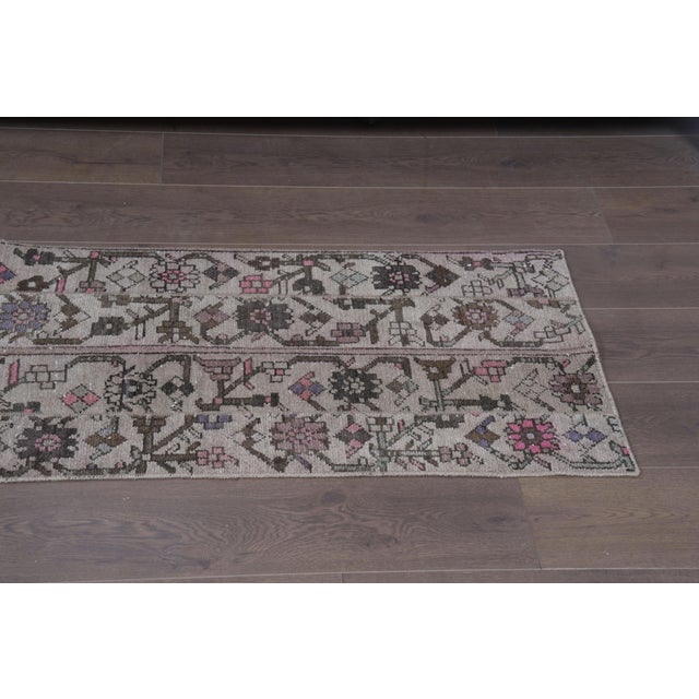 Beige 1970s Vintage Turkish Runner Rug - Neutral Beige & Floral Anatolian Small Runner - Handwoven Low-Pile Entryway Accent Rug For Sale - Image 8 of 10