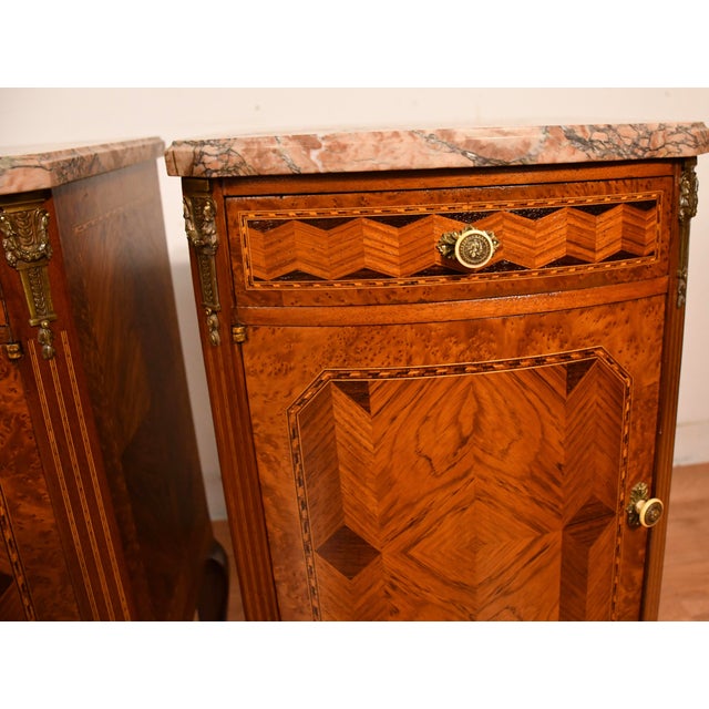 1900 Antique French Louis XV Walnut Inlay & Marble Top Pair Nightstands / Bedside Tables For Sale - Image 6 of 17