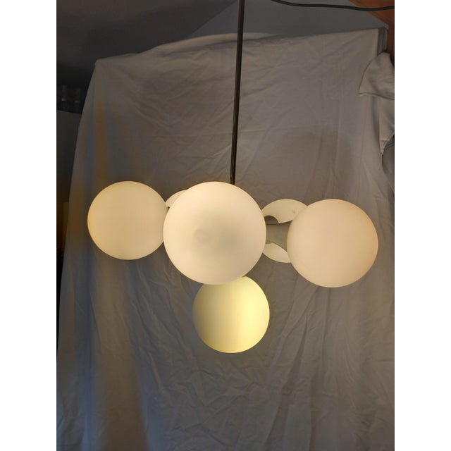 The chandelier is equipped with 6x E14 light bulbs, fully functional, no damage whatsoever. Up to 250V (Europe/UK...