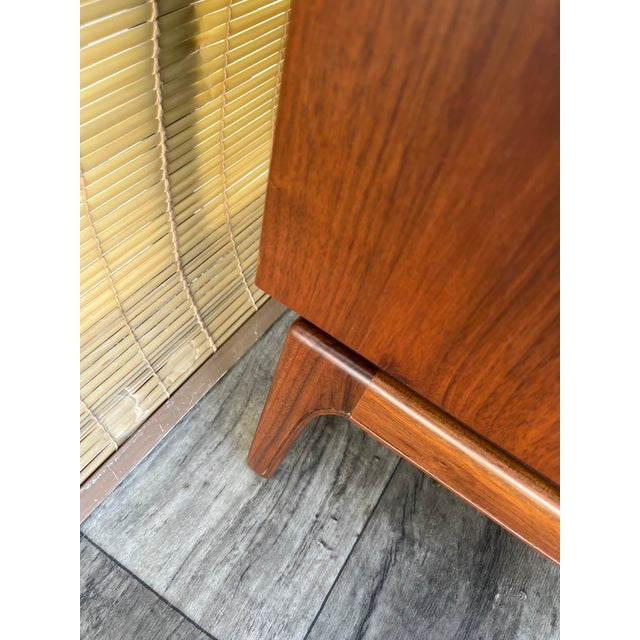 Newly Refinished Mid-Century Modern Sculptural 9-Drawers Dresser. Circa 1960s. For Sale In Miami - Image 6 of 18