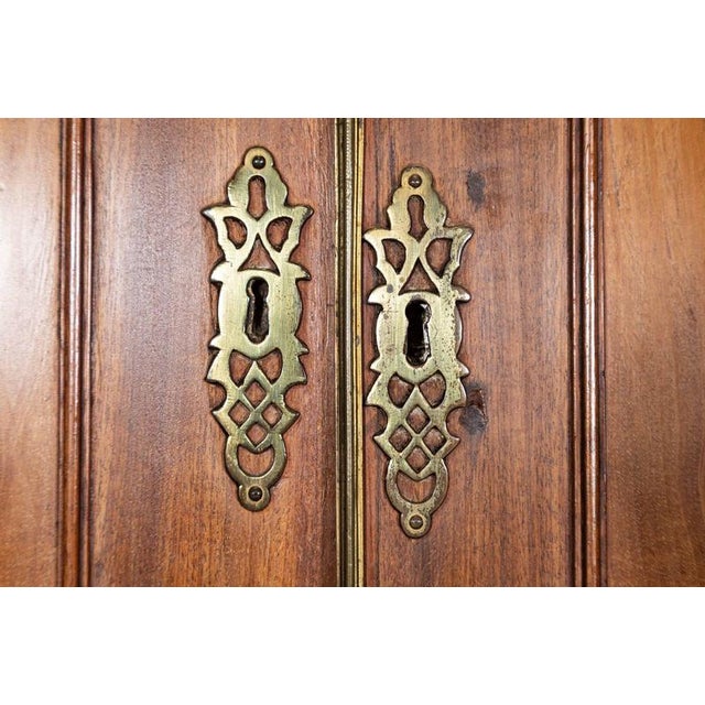 English George III Walnut Linen Press, 1800 For Sale - Image 9 of 16