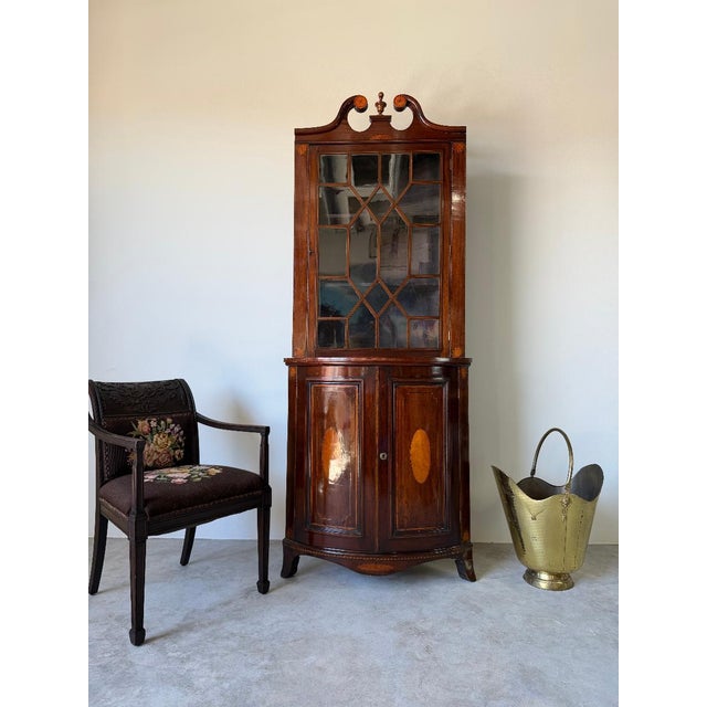 Traditional 19th Century English Georgian-Style Mahogany Corner Cabinet For Sale - Image 3 of 17