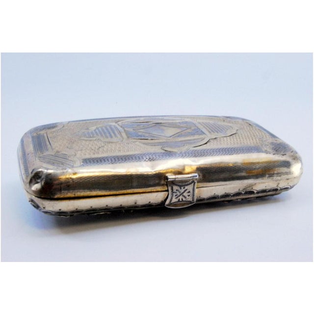 Cigar Case in Gilded Silver with Floral Reliefs, Guilloche Back with Asymmetrical Designs and Velvety Interior For Sale - Image 6 of 8