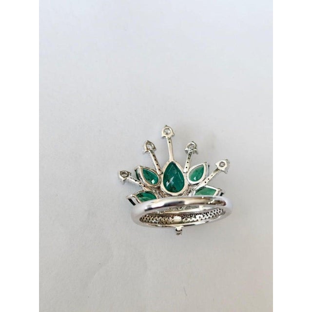 2020s Set in 18k Gold, 3.80 Carats, Natural Zambian Emerald & Diamonds Cocktail Ring, Us Size 6 For Sale - Image 5 of 13