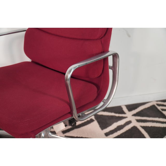Herman Miller Late 20th Century Eames for Herman Miller Aluminum Group Soft Pad Management Chair For Sale - Image 4 of 10