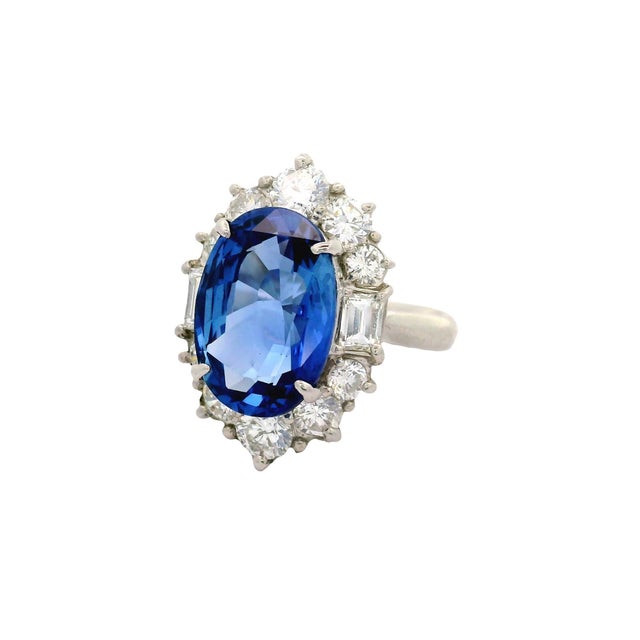A striking ring certified by GIA Laboratory originating from Sri Lanka and no-heat treatment! It features an oval blue...