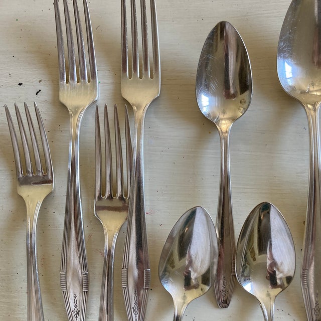 Oneida 1920s Oneida Silver Plate Flatware: 13 Pieces of Countess I That Includes: Grille Forks, Knives, Teaspoons, Tablespoons, and Butter Knife. For Sale - Image 4 of 5