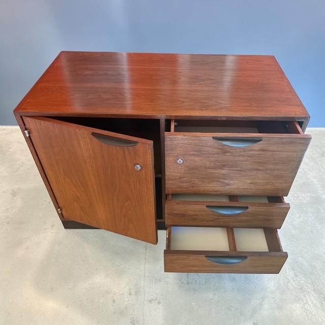 1960s 1960s Jens Risom Walnut Executive Cabinet – Restored Mid-Century Modern Credenza, Attributed For Sale - Image 5 of 12