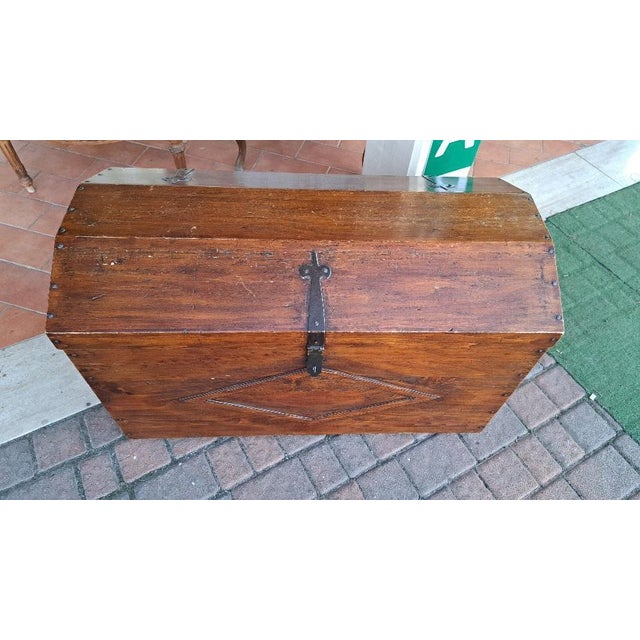 LATE TWENTIETH CENTURY (1940 - 1980) Vintage 1960s solid wood trunk - with original hardware. Vintage 1960s trunk made of...