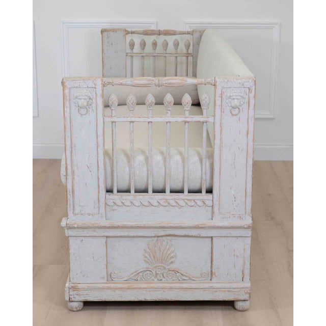 Swedish 19th Century Gustavian Painted Daybed For Sale In Atlanta - Image 6 of 10