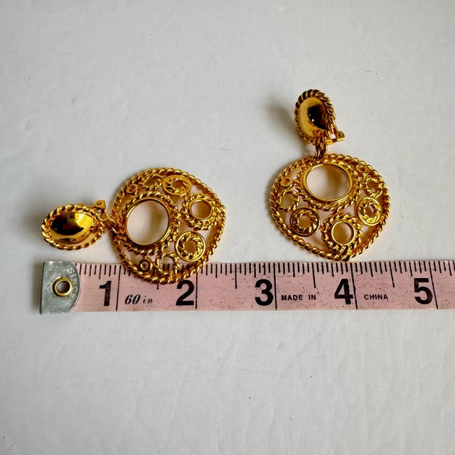 Gold Vintage Gold Tone Filigree Earrings Clip-on Dangle Drop 90s Statement Jewelry For Sale - Image 8 of 9