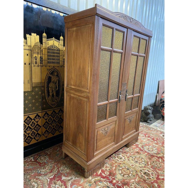 Art Deco Showcase in Walnut For Sale - Image 5 of 8