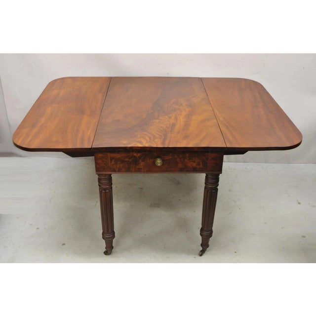 Late 19th Century Antique Federal Sheraton Mahogany Drop Leaf Breakfast Dining Table W/ Drawer For Sale - Image 5 of 12