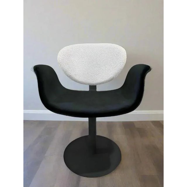 Mid-Century Modern Tulip Swivel Chair in Black and White For Sale - Image 3 of 8
