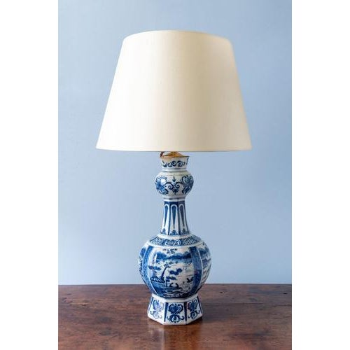 Height to top of bulb holder: 50 cm Vase height: 42 cm Diameter: 36 cm Restoration to the top edge, otherwise excellent...