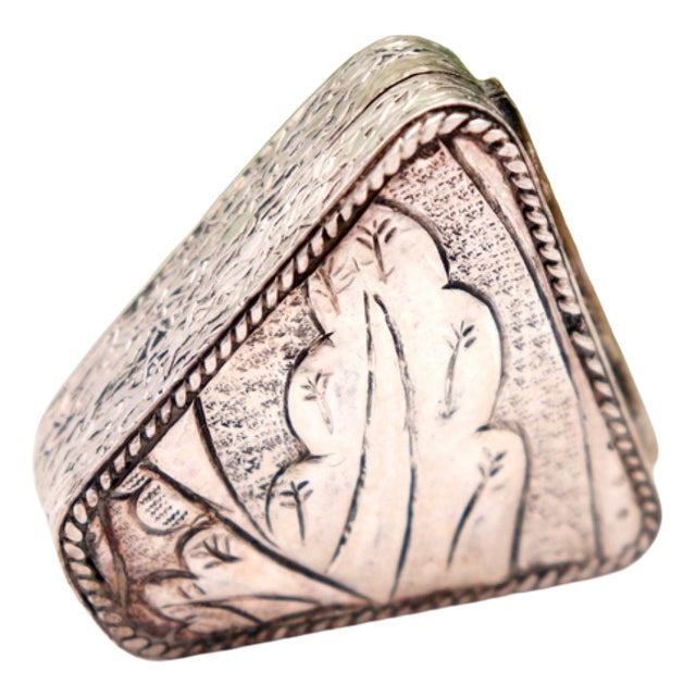 Silver Pill Box with Triangular Reliefs For Sale