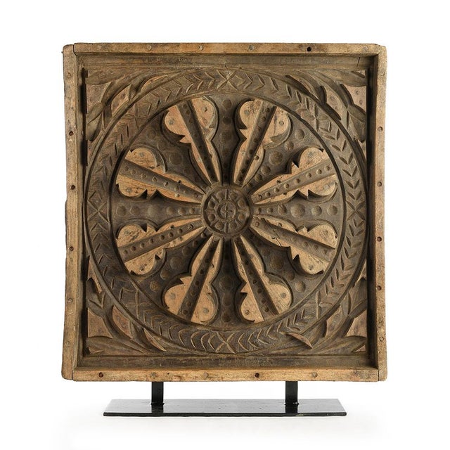 Plaque d'impression murale en bois. This piece is designed in the style of the selected designer and/or manufacturer