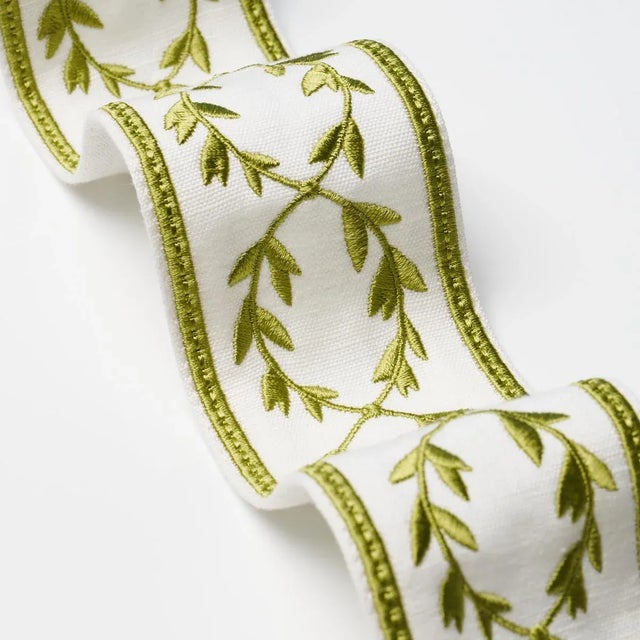 Contemporary SAMPLE - Schumacher X Paloma Contreras Maison Vine Trim In Leaf For Sale - Image 3 of 4