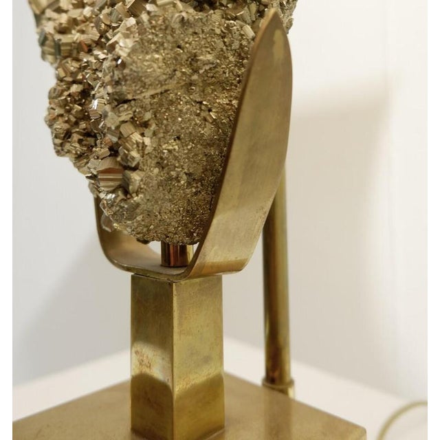 Measures : 37cm-31cm H:62cm Variable Materials: brass - Pyrite Mid-20th-century Hollywood Regency-style table lamp in the...
