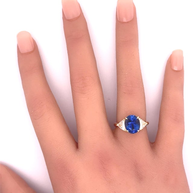 Metal 5.05 Carat Ceylon Blue Sapphire Diamond 18k Gold 3-Stone Ring, Gia Certified, Size 6.25 For Sale - Image 7 of 9