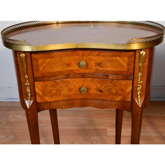 1930s French Style Satinwood Inlaid Pair of Nightstands / Bedside Tables, 2 Pieces For Sale - Image 6 of 17