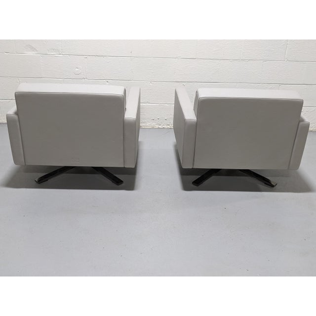 Poltrona Frau Pair of Poltrona Frau, Kennedee Swivel Armchairs For Sale - Image 4 of 7