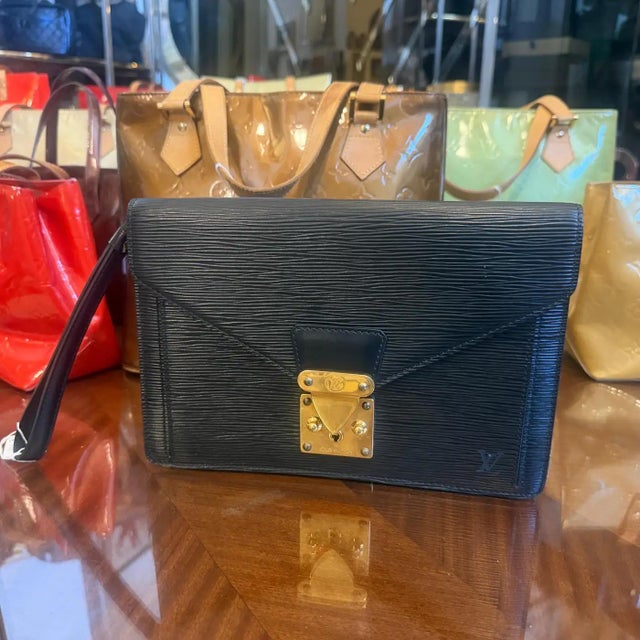 A 1995 Louis Vuitton Poche Dragonne Blak Epi Leather Clutch For Sale - Image 15 of 18