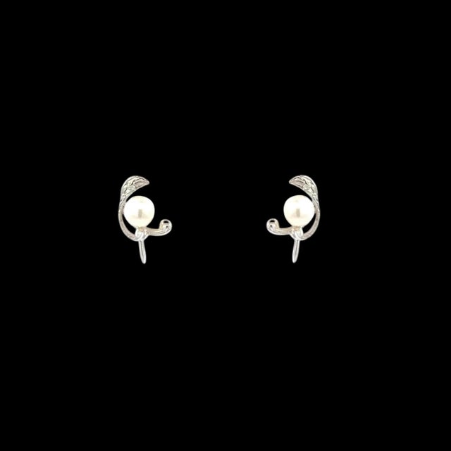 1990s Pair of Mikimoto Estate Akoya Pearl Clip-on Earrings Sterling Silver 6.19 mm For Sale - Image 4 of 7