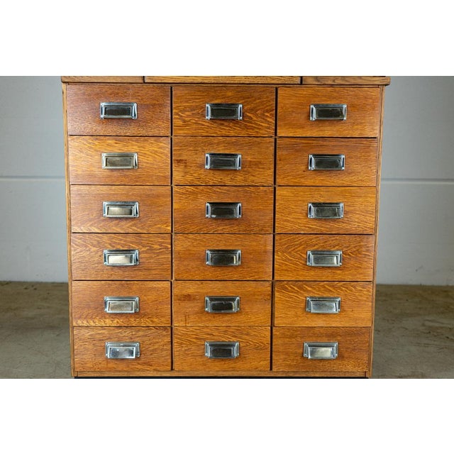 The closet consists of a top and a lower part.