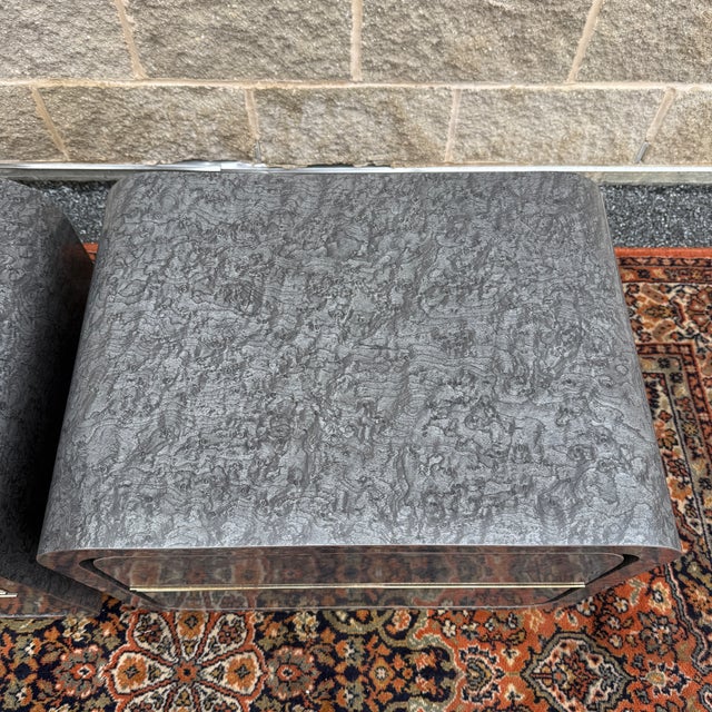 Wood 1980s Postmodern Waterfall Laminate & Brass 2 Drawer Nightstands in Gray Burlwood Print - A Pair For Sale - Image 7 of 18