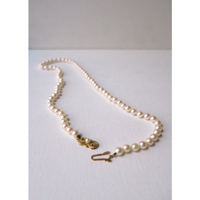 Pearl Necklace From Mikimoto Akoya Pearls and 18 Karat Gold For Sale - Image 9 of 12