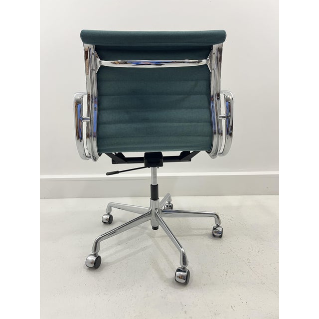 Designer: Charles Eames. Manufacturer: Vitra. Model: Ea-117. Materials: hopsack fabric. Functions: Tilt and height...