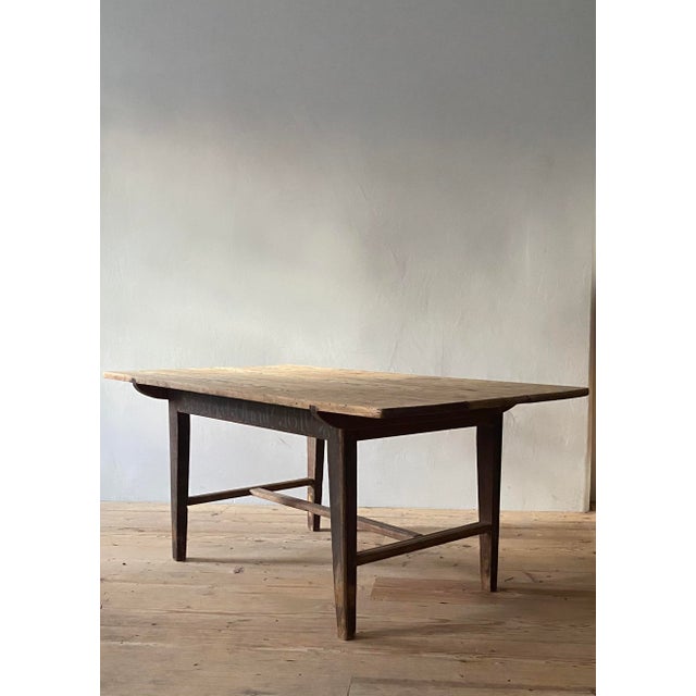 The tabletop simply rests on top, but is adapted / without chairs