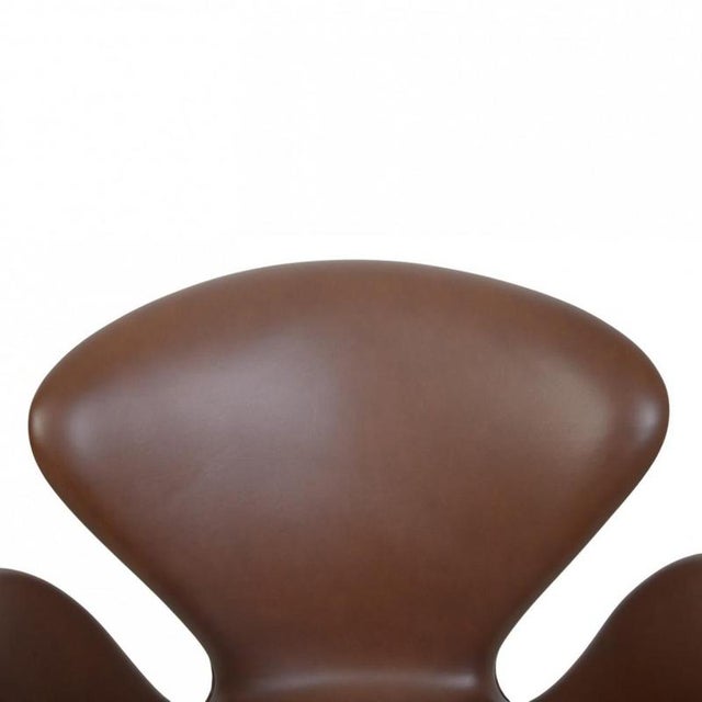Tall Swan Chair in Mokka Leather by Arne Jacobsen, 2007 For Sale - Image 3 of 14