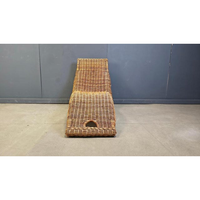 Gorgeous wicker chaise longue with a beautiful curvy design. Can be used in and outdoor and has a timeless appeal. Good...