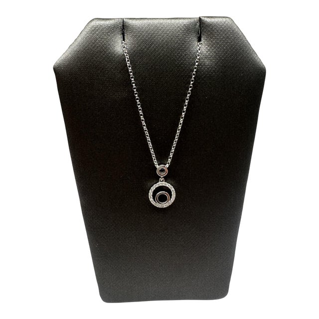 Diamond Circle Pendant Necklace in 14kt White Gold – 0.09ctw, 15.75in, Pre-Loved For Sale