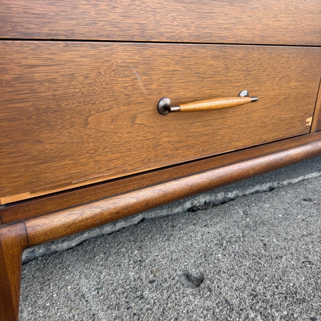 Mid-Century Modern Henredon Heritage Mid Century Dresser For Sale - Image 3 of 12