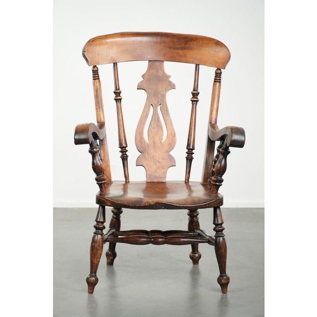 Beautiful, elegant antique wooden English Windsor spindle chair with a lovely color scheme from the early 19th century. :...