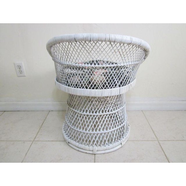 Vintage Rattan White Wicker Palm Beach Regency Chair With Cotton Fabric Cushion For Sale - Image 4 of 8