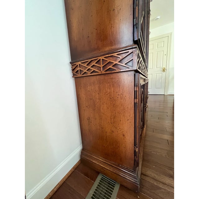 Late 20th Century Chinese Chippendale Chinoiserie Style Lighted China Cabinet With Pagoda Top and Mirrored Doors For Sale - Image 12 of 12