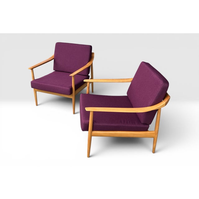 A beautiful pair of original Walter Knoll lounge chairs in a timeless mid-century design. The chairs have been...