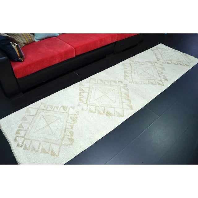 1960s 1960s Vintage Turkish Herki Handmade White Runner For Sale - Image 5 of 11