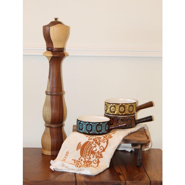 This amazing pepper grinder is nearly 20" tall! Made of light and dark wood, it's been expertly turned and well taken care...