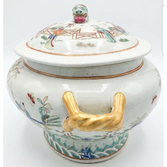 Qing Dynasty (Qianlong Reign) Tureen w/Lid and Stand (Palace Scene) with Foo Dog handle on the lid, and has measurements...