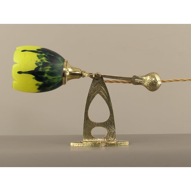 This high-quality Viennese masterpiece features a semi-cardanic suspension and is handmade from solid brass. The wall lamp...