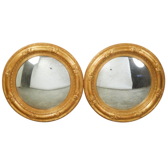 Pair of English Giltwood 1940s Round Convex Mirrors with Carved Oak Leaves For Sale In Atlanta - Image 6 of 11
