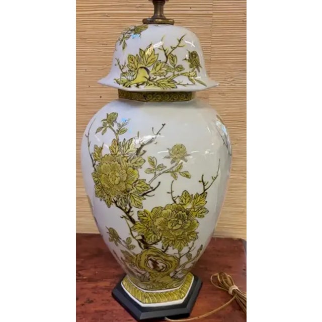 Mid Century Porcelain Asian Chinoiserie Lamp - Attributed to Marbro Lamp Company, Yellow Imari Pattern For Sale In New York - Image 6 of 8