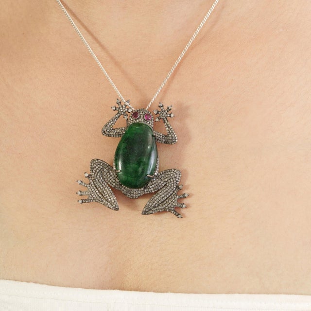 Art Nouveau Vintage Style Hollywood Regency 13 Carat Emerald Ruby & Diamond Frog Brooch Pendant For Sale - Image 3 of 14