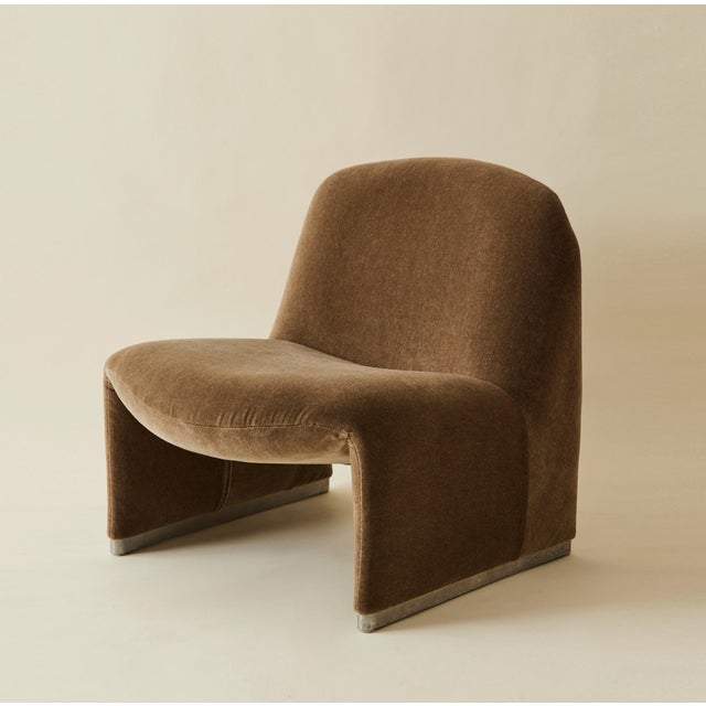 1960s "Alky" Mohair Lounge Chairs Attributed to Giancarlo Piretti for Castelli 1960s For Sale - Image 5 of 12
